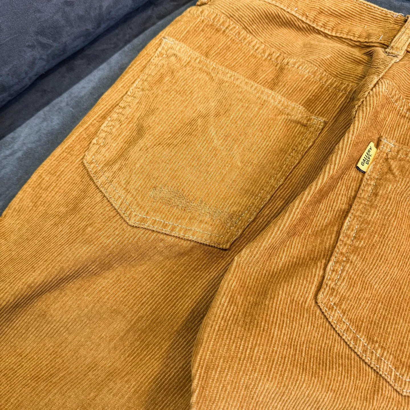 P240 Chrome Hearts Gallery 2025 corduroy spliced ​​multi-pocket couple bootcut jeans are a hot trend this season and are sought after by countless celebrities and fashionistas. The neat details of the cutting process add color to the playful fashion! The neat and meticulous design, and the well-fitting structure is unique. The upper body not only has outstanding recognition, but also looks younger and younger. A style with the ultimate wearing meaning and performance, gorgeous color matching, and the craftsmanship of this style is also extremely extraordinary. After the finished product is washed, it is disassembled and hand-made with sheepskin cross leather and then spliced ​​together to complete. The whole piece has too many craftsmanship to describe. It is decorated with patchwork cross flowers and high-waisted washed jeans! ! Absolutely high-end luxury product, a god-level single product, a super popular product, made with top heavy industry, a magic weapon that cannot be missed to hit the streets. Size: 28 30 32 34 36 Color: Yellow